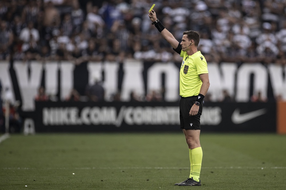 juiz-de-corinthians-e-flamengo-relata,-na-sumula,-catimba-com-bolas-esvaziadas-por-gandula-e-pela-torcida