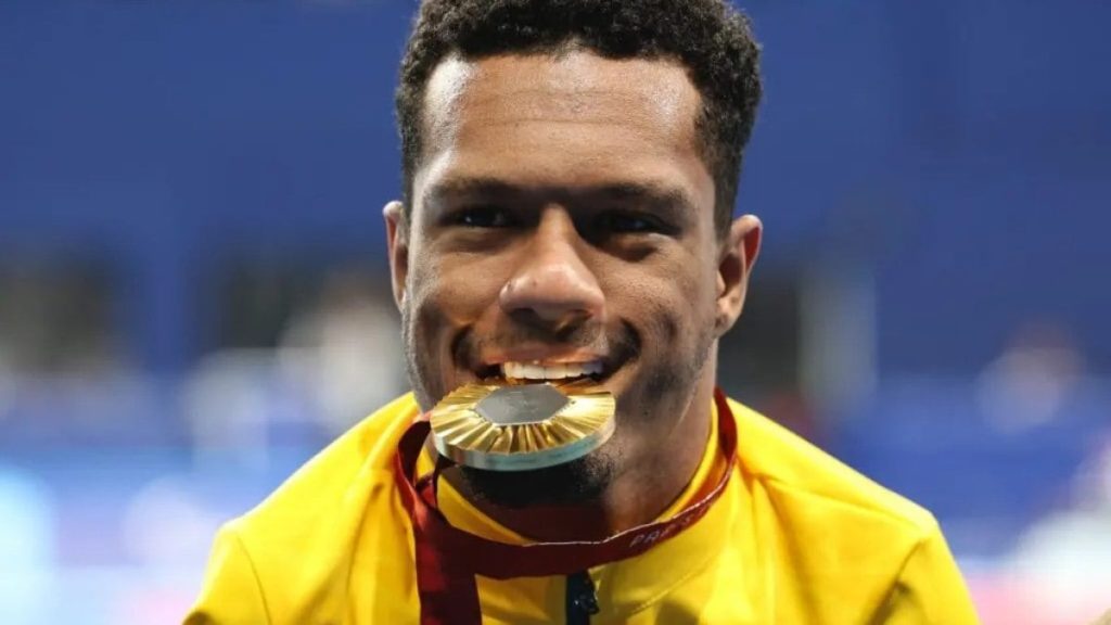 gabrielzinho-vence-os-200m-livre-e-conquista-terceiro-ouro-em-paris-2024