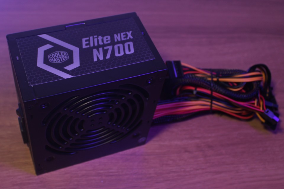 cooler-master-elite-nex-n700:-uma-boa-e-barata-fonte-de-700w-(review)