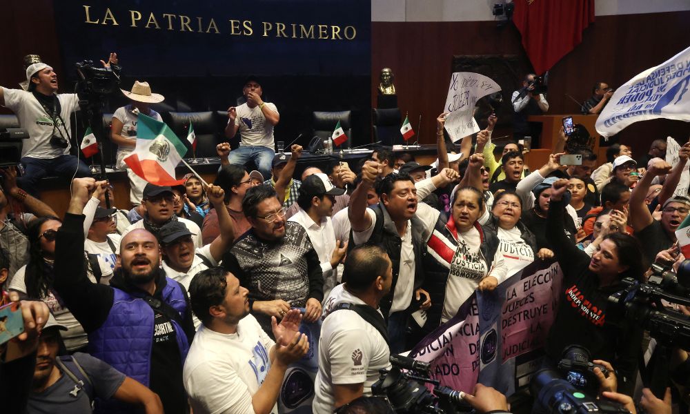 manifestantes-invadem-senado-no-mexico-e-interrompem-debate-sobre-reforma-judicial