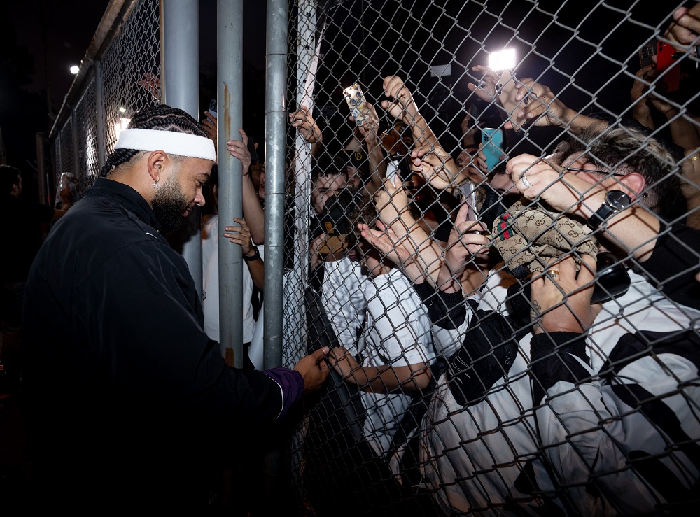 memphis-depay-e-recebido-com-festa-por-torcedores-do-corinthians