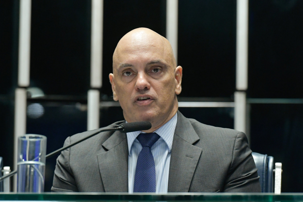 moraes-intima-advogados-a-comprovarem-a-regularidade-do-x-no-brasil-em-24-horas