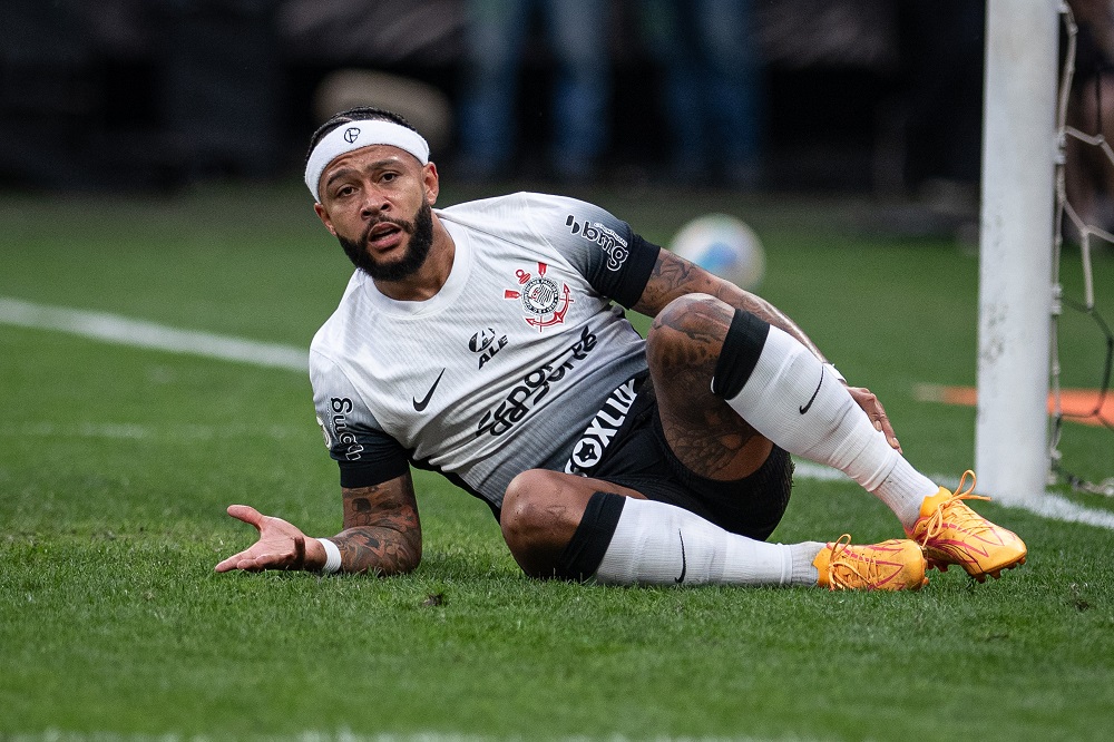 memphis-depay-passa-por-exame-apos-reclamar-de-dor-no-tornozelo-em-estreia-pelo-corinthians