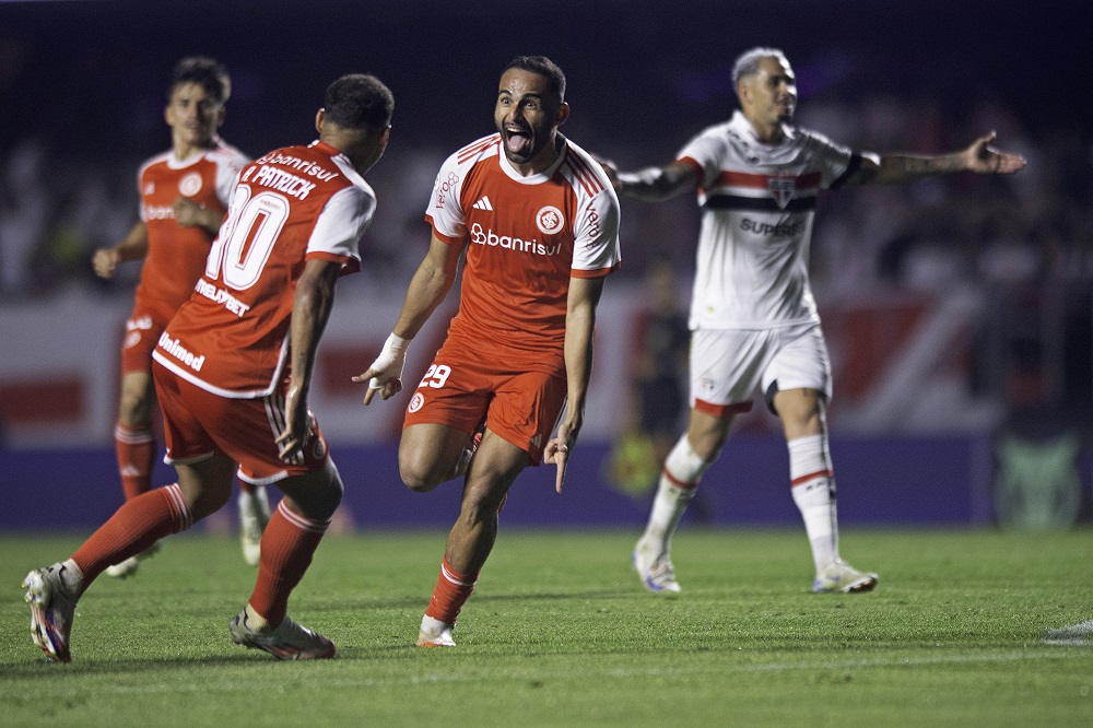 sao-paulo-leva-virada-do-internacional-e-perde-por-3-a-1-dos-gauchos-no-morumbis