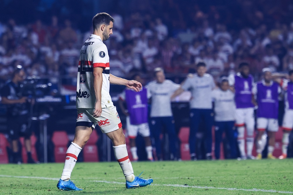 sao-paulo-paga-caro-por-erros-de-zubeldia-e-lucas-e-cai-para-o-botafogo-nos-penaltis