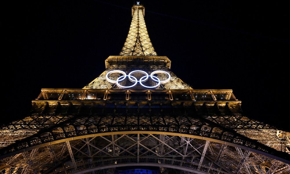 paris-retira-da-torre-eiffel-os-aneis-olimpicos,-que-serao-substituidos