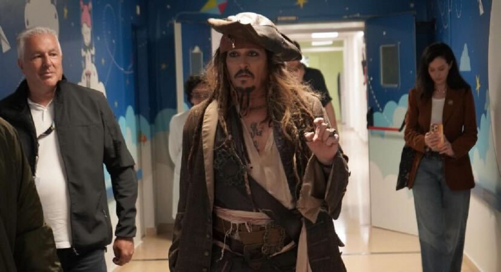 johnny-depp-visita-hospital-na-espanha-como-jack-sparrow-e-alegra-criancas-em-tratamento