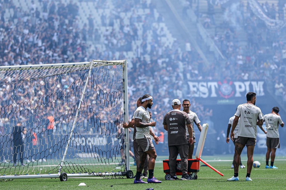 torcedores-do-corinthians-lotam-a-arena-em-treino-aberto-pre-classico-e-celebram-‘primeiro-gol’-de-memphis-depay