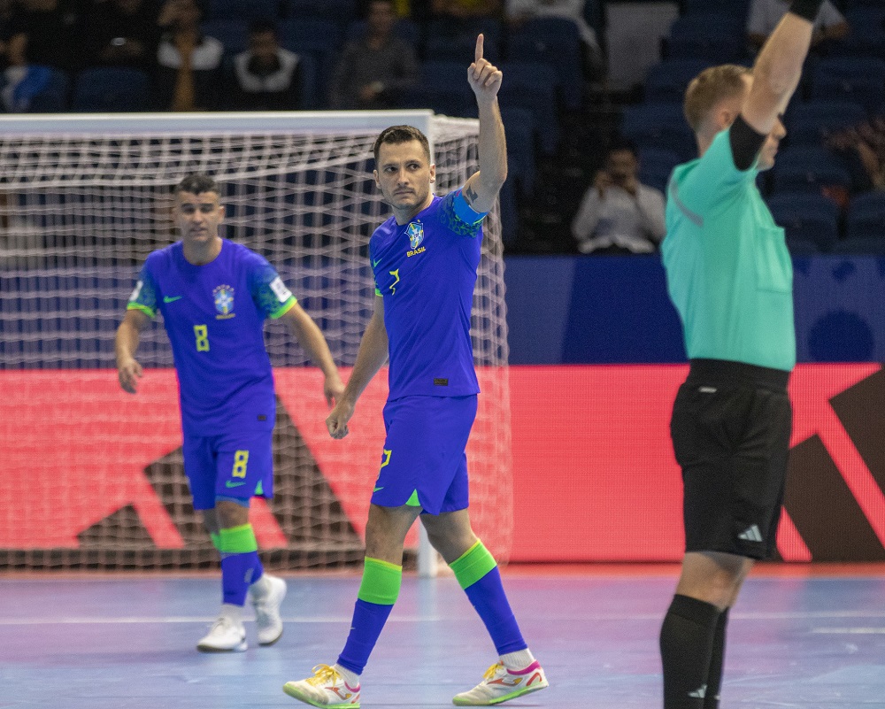 brasil-avanca-para-a-final-da-copa-do-mundo-de-futsal-com-gol-de-dyego