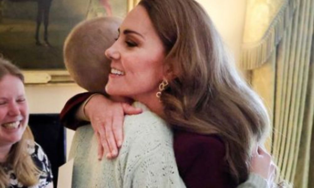 kate-middleton-retoma-atividades-reais-e-visita-jovem-com-cancer-agressivo-apos-encerrar-tratamento-da-doenca