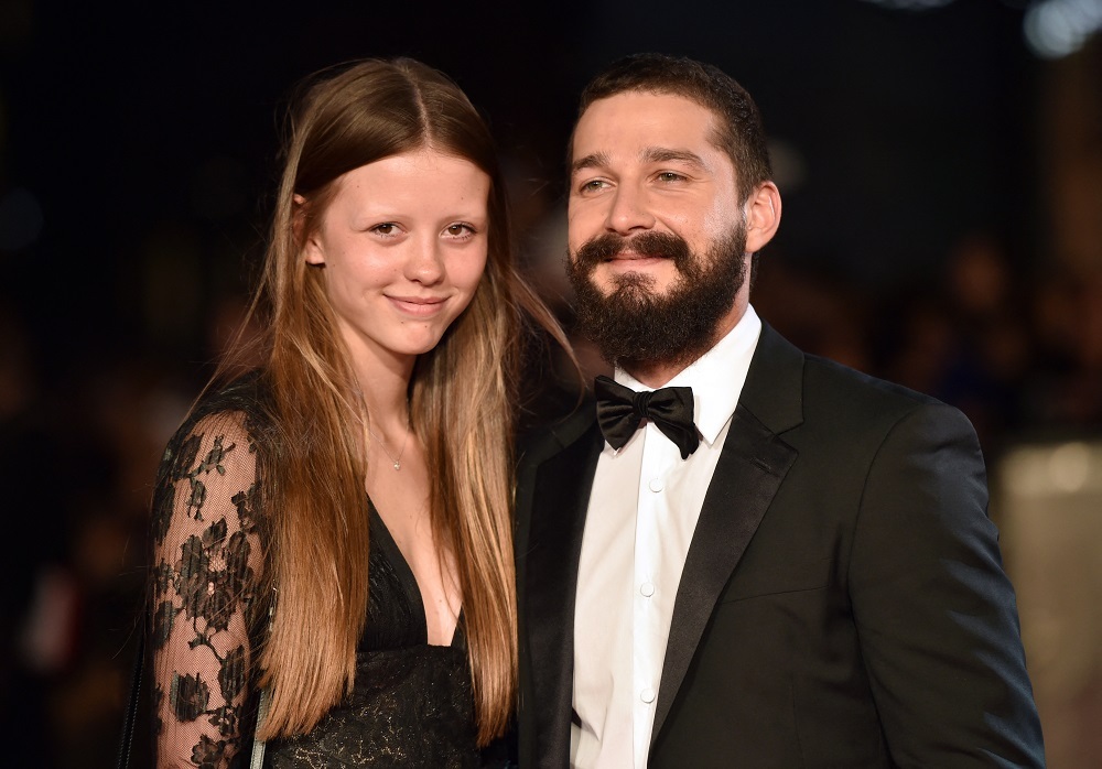 shia-labeouf-e-visto-sem-alianca,-gerando-rumores-de-separacao-de-mia-goth