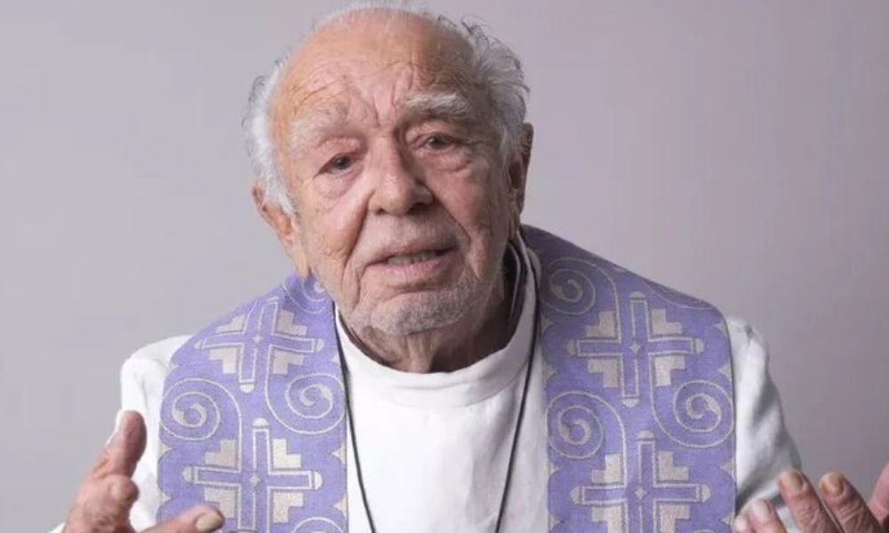 morre-aos-88-anos-emiliano-queiroz,-icone-da-televisao-e-teatro-brasileiro