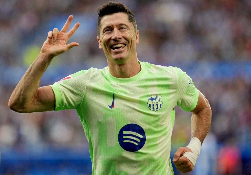 com-3-gols-de-lewandowski,-barcelona-bate-alaves-e-lidera-campeonato-espanhol