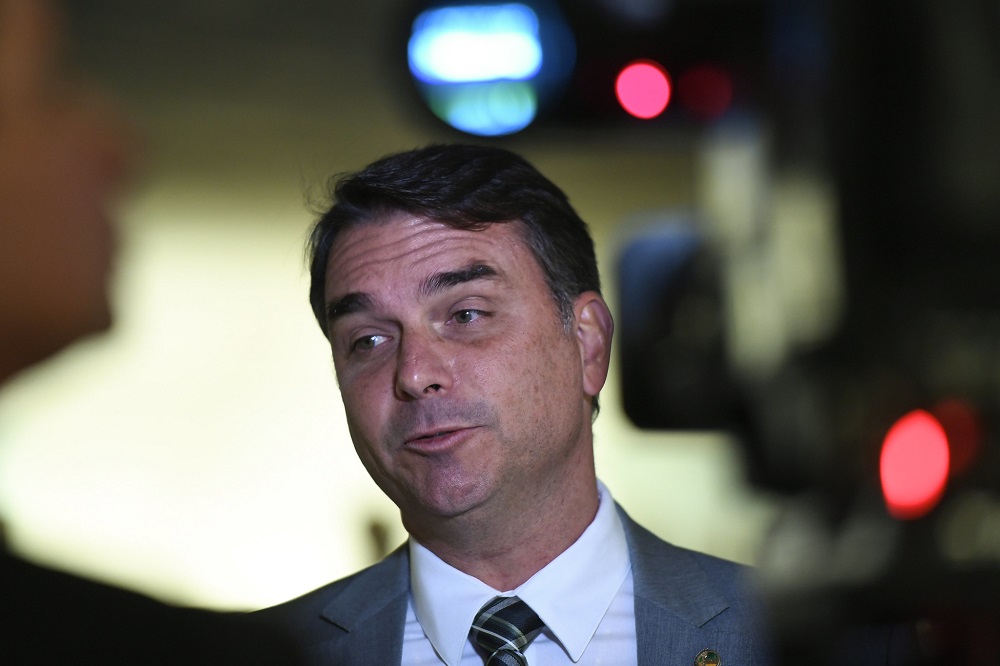 flavio-bolsonaro-defende-pai-apos-criticas-de-silas-malafaia-sobre-eleicoes:-‘fez-o-que-tinha-que-ser-feito’