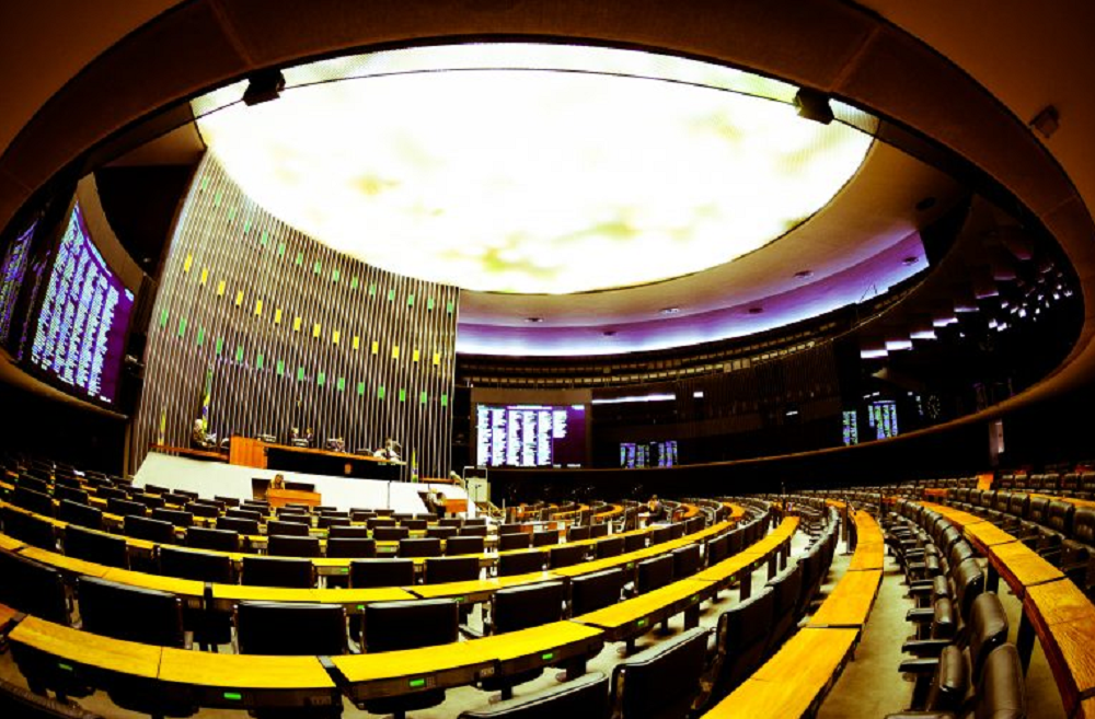 camara-dos-deputados-tem-vazamento-de-agua-do-teto-apos-forte-chuva-em-brasilia