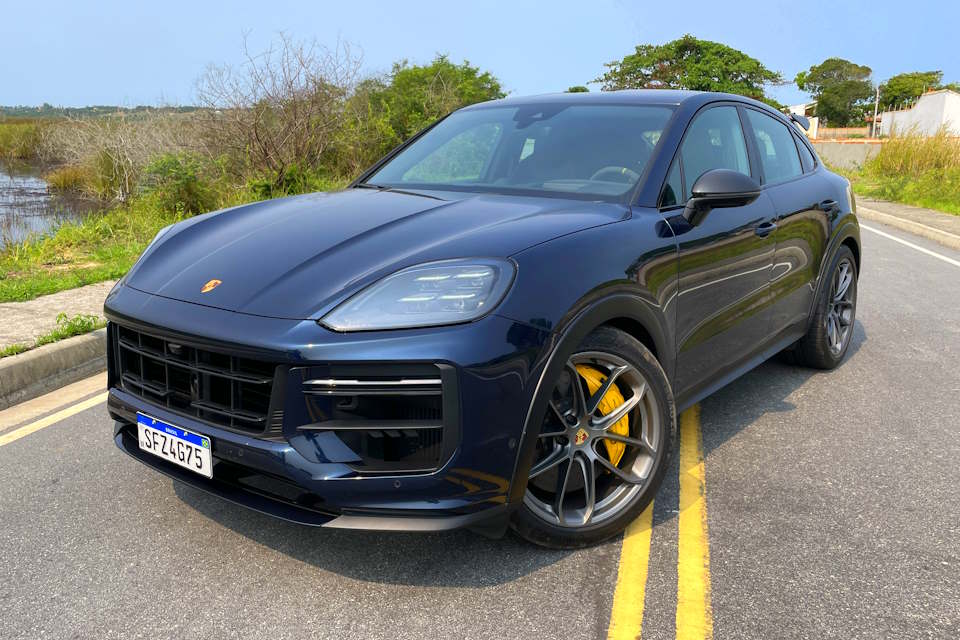 teste:-porsche-cayenne-turbo-gt-e-uma-homenagem-brutal-ao-salvador-da-marca