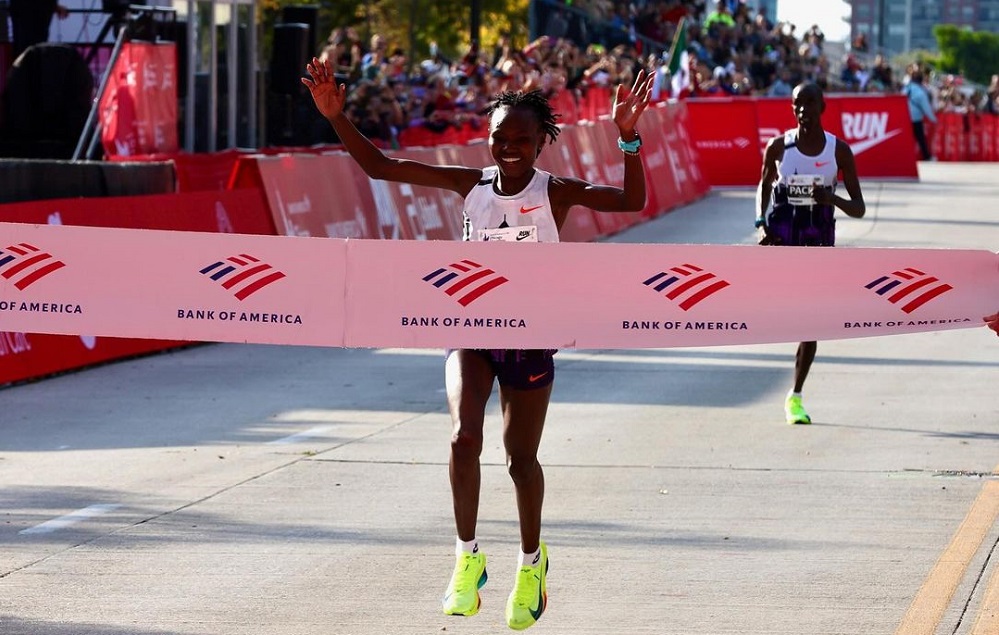 ruth-chepngetich-bate-recorde-mundial-e-faz-historia-ao-vencer-a-maratona-de-chicago,-nos-estados-unidos