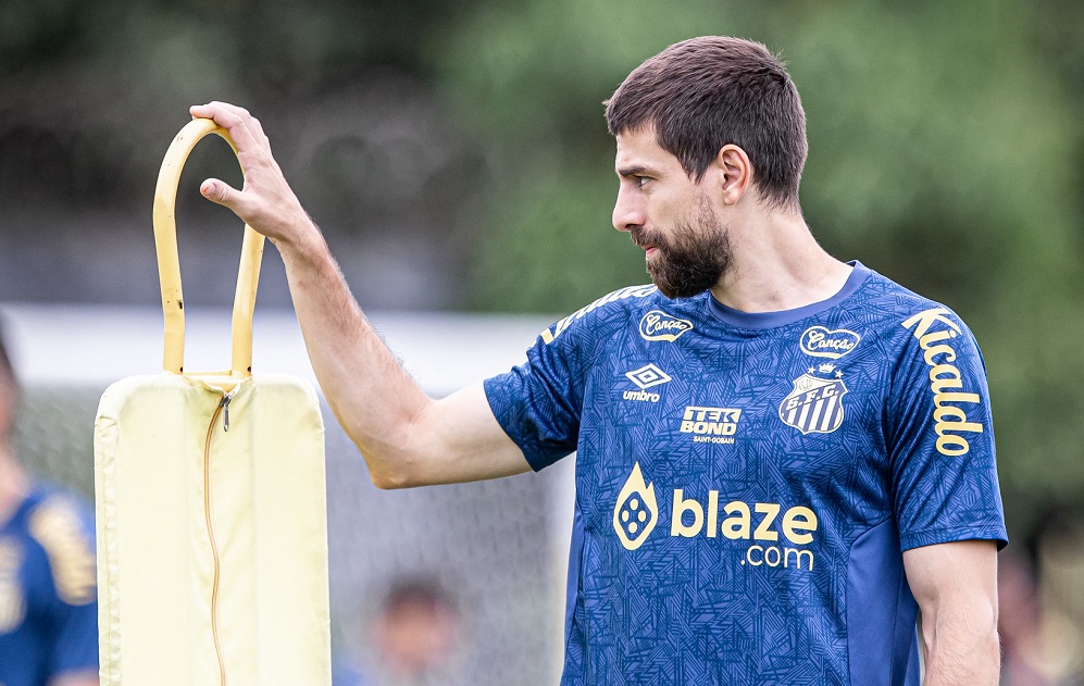 titular-pela-primeira-vez-neste-ano,-luan-peres-brilha-em-retorno-ao-santos