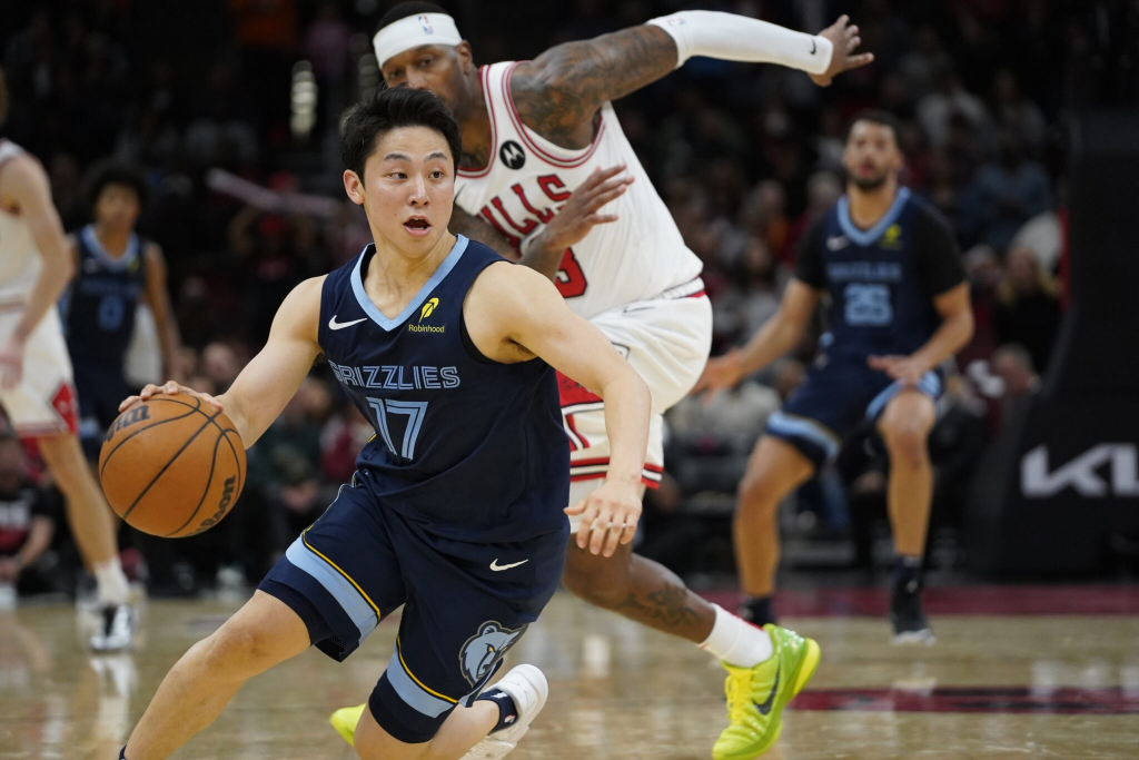 com-1,72m-de-altura,-yuki-kawamura-brilha-na-pre-temporada-da-nba-pelos-grizzlies