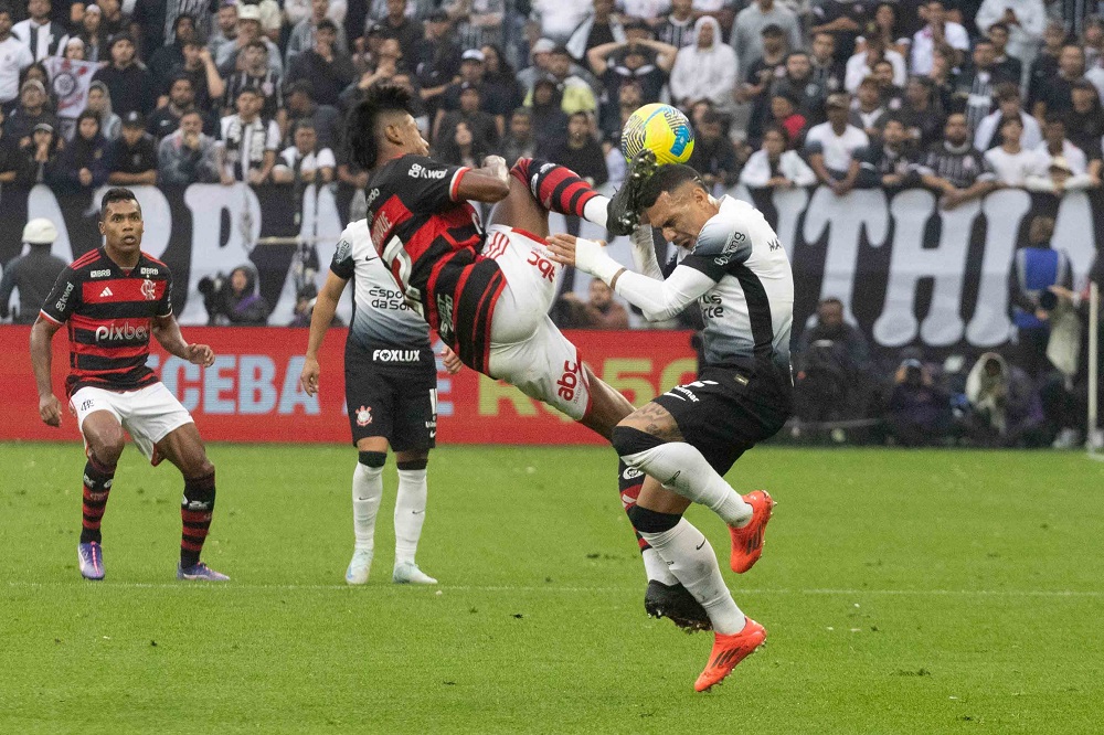 lateral-do-corinthians-leva-seis-pontos-na-cabeca-apos-grave-entrada-de-bruno-henrique