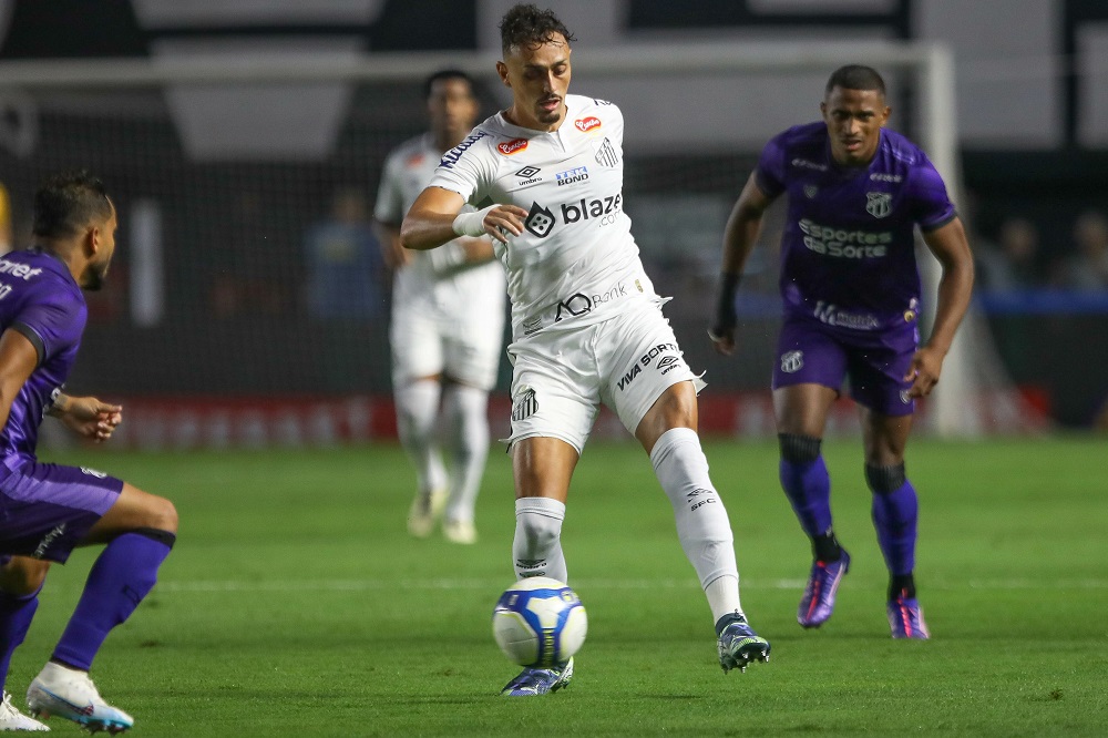 santos-vence-o-ceara-na-vila-belmiro,-mantem-lideranca-e-fica-a-duas-vitorias-da-serie-a