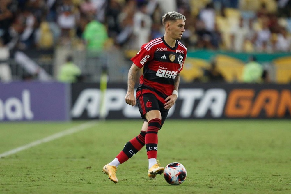 guillermo-varela,-do-flamengo,-se-envolve-em-confusao-que-acabou-com-torcedores-do-penarol-presos-no-rio