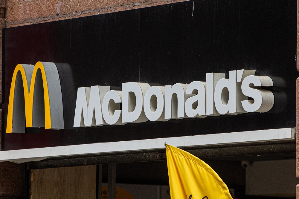 acoes-do-mcdonald’s-caem-mais-de-5%-apos-surto-de-bacteria-em-lanche