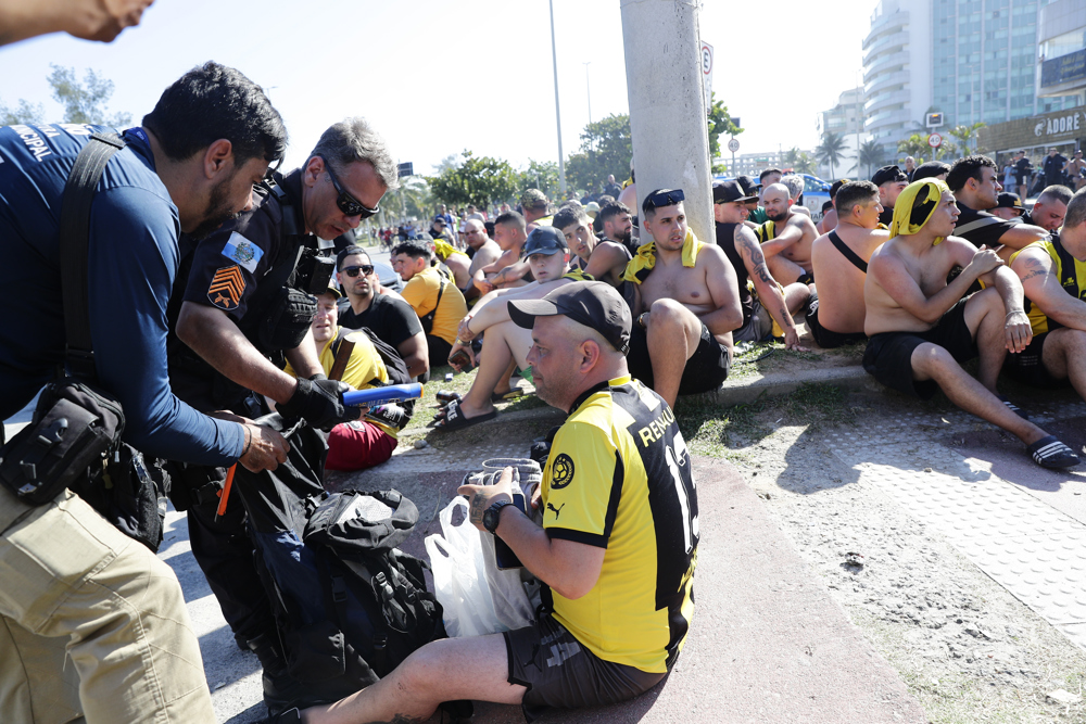 torcedores-do-penarol-detidos-no-rio-de-janeiro-sao-acusados-por-porte-de-arma,-associacao-criminosa-e-injuria-racial