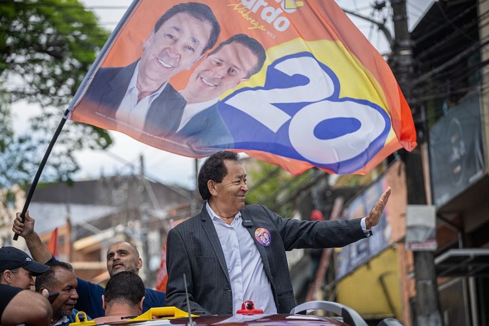 prefeito-de-taboao-da-serra-vota-apos-atentado-com-forte-esquema-de-seguranca