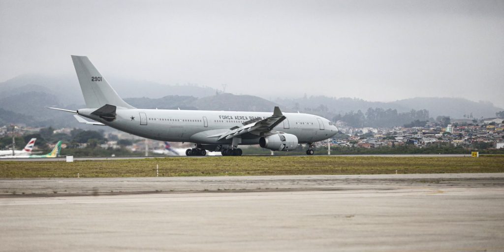 aviao-com-221-brasileiros-repatriados-do-libano-pousa-em-guarulhos