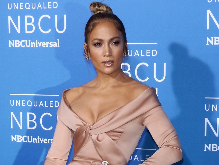 jennifer-lopez-e-ricky-martin-reagem-a-comentarios-racistas-de-humorista-em-comicio-de-trump