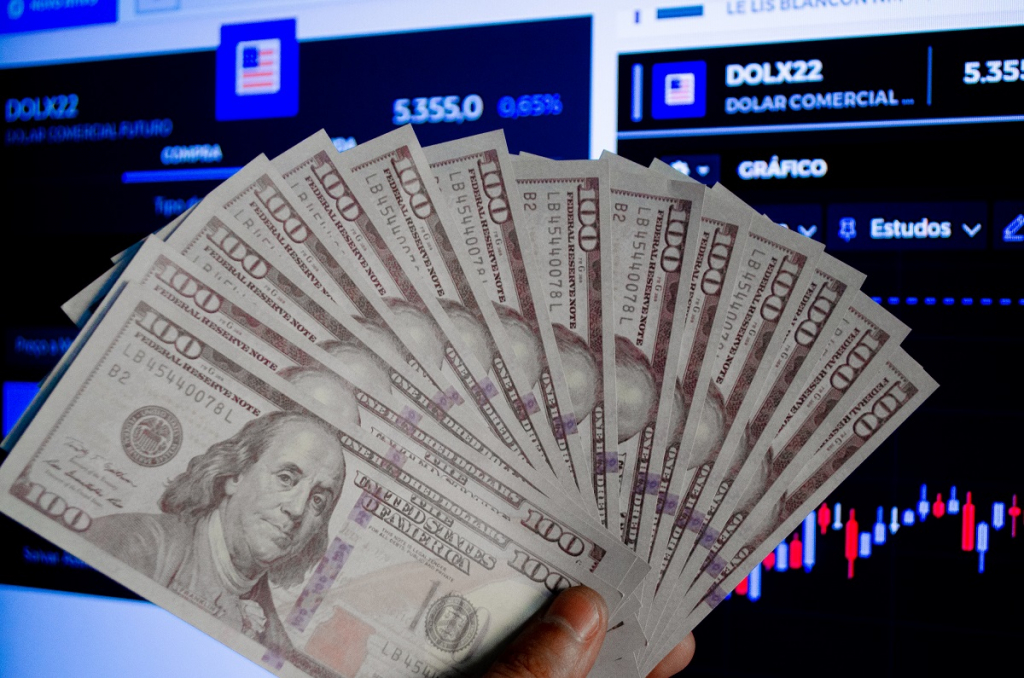 dolar-atinge-maior-valor-desde-maio-de-2020-e-fecha-a-r$-5,76,-enquanto-ibovespa-cai-0,31%