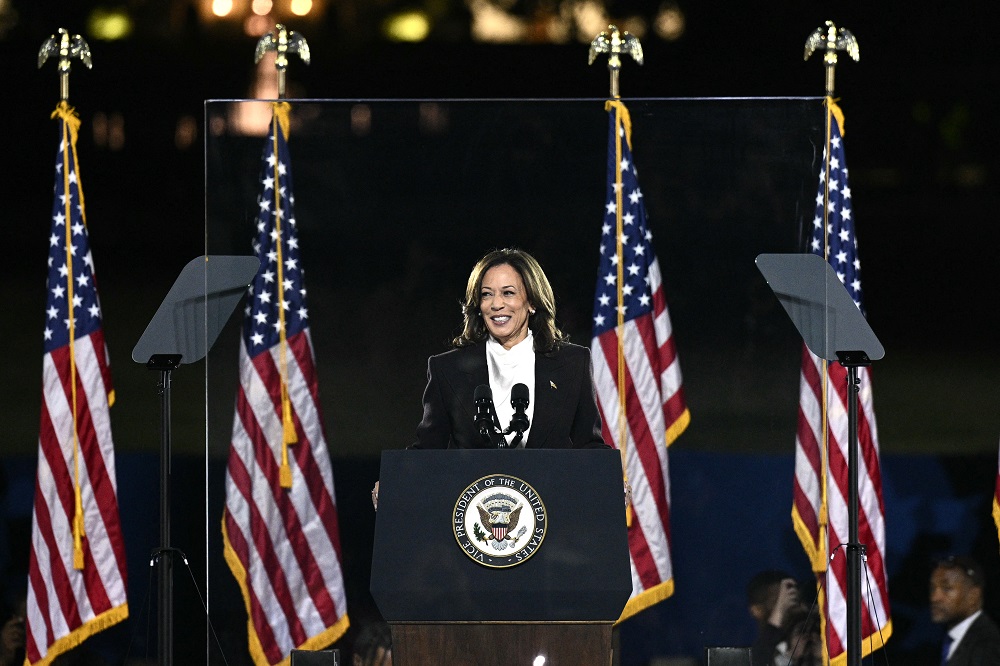 kamala-harris-apresenta-‘alegacoes-finais’-em-comicio-e-acusa-trump-de-querer-‘poder-sem-controle’