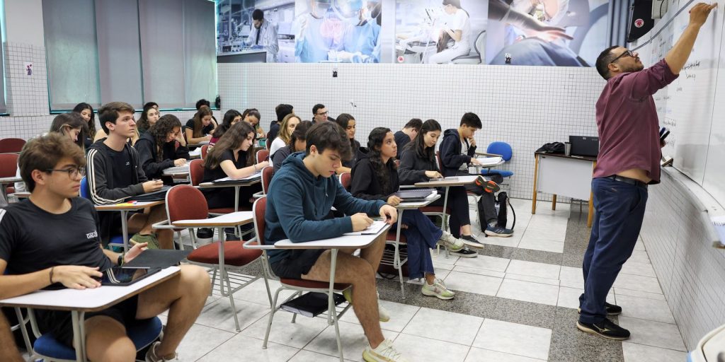 candidatos-se-preparam-para-prova-de-redacao-do-enem-no-domingo