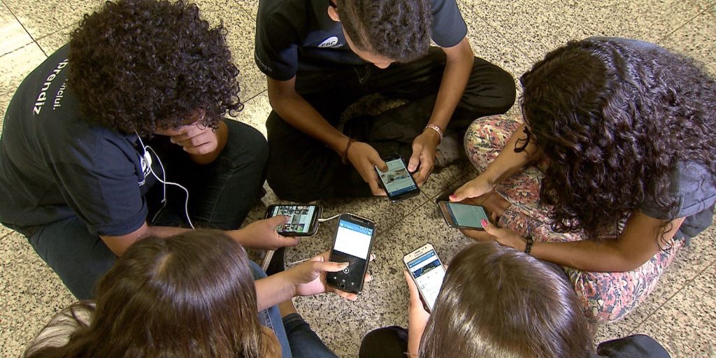 comissao-de-educacao-aprova-projeto-que-proibe-celular-em-escolas