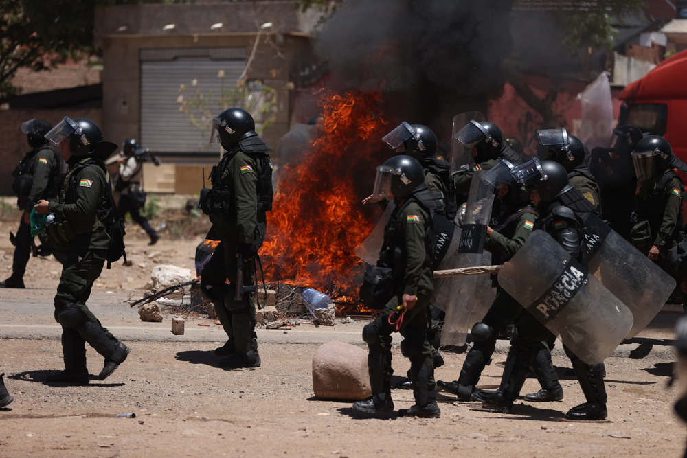 presidente-da-bolivia-diz-que-‘grupos-armados’-ligados-a-evo-morales-invadiram-tres-quarteis