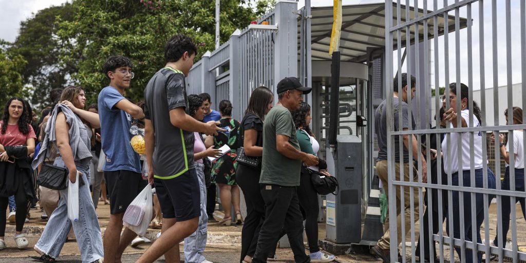 estudantes-aprovam tema-da-redacao-do-enem,-mas-acham-prova-cansativa