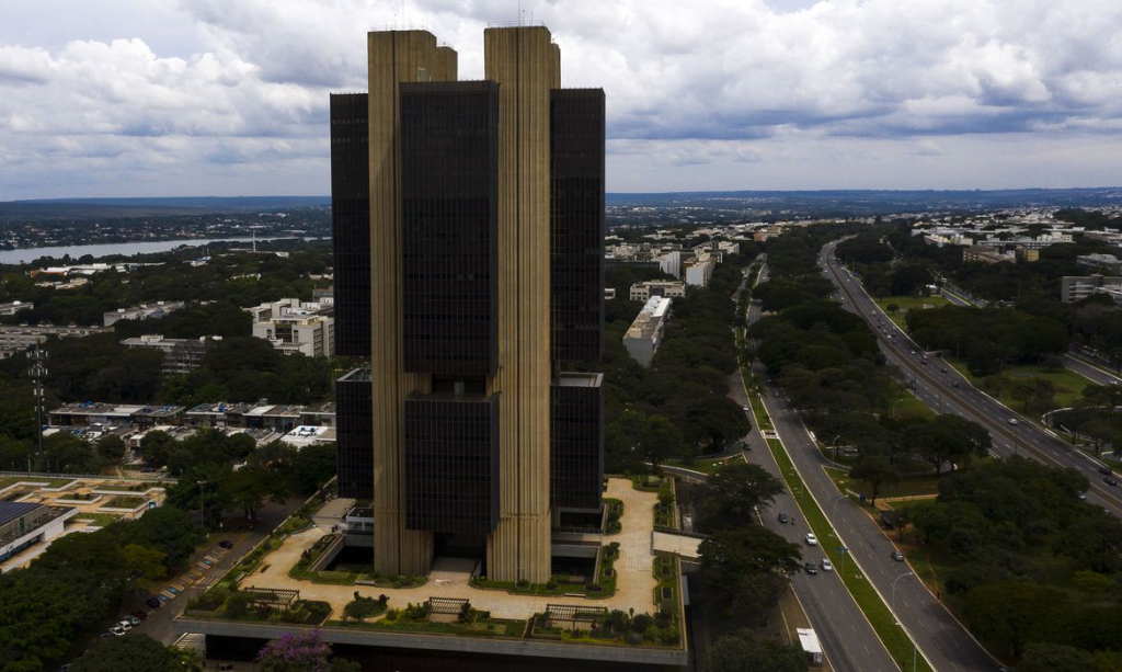 banco-central-aumenta-juros-em-0,5-ponto-em-decisao-unanime-e-selic-vai-a-11,25%-ao-ano