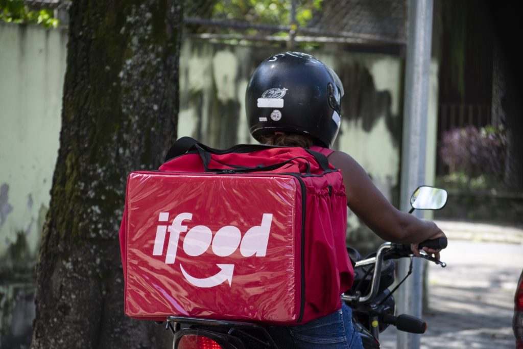 uber-e-ifood-negociam-com-governo-inclusao-na-plataforma-celular-seguro