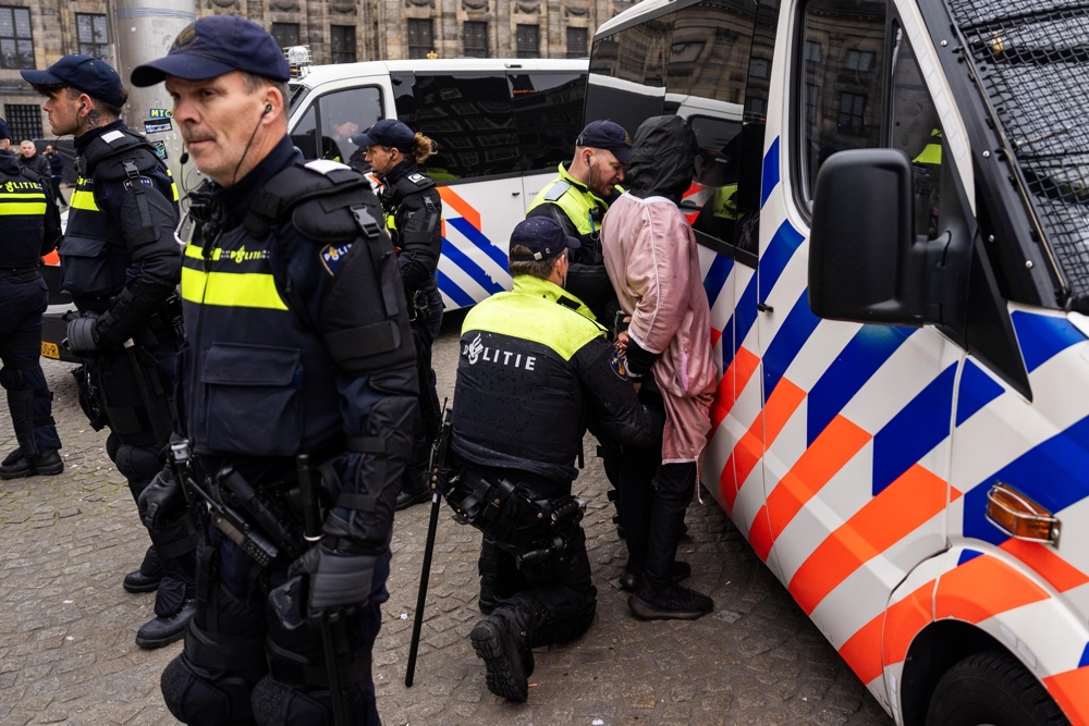 violencia-em-amsterda:-policia-detem-62-por-agressoes-a-torcedores-israelenses-e-mantem-quatro-sob-custodia