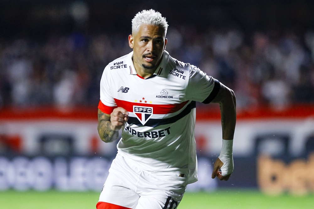 sao-paulo-marca-no-final,-vence-o-athletico-pr-e-encaminha-vaga-para-a-libertadores