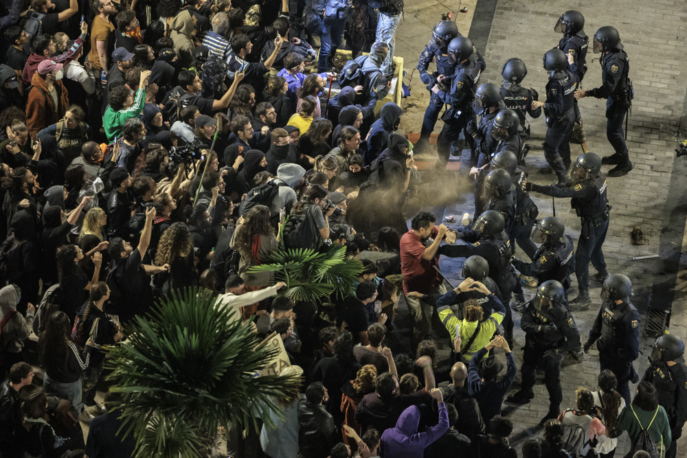 manifestacao-em-valencia-devido-as-inundacoes-termina-com-quatro-pessoas-presas-e-31-policiais-feridos