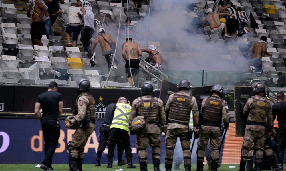 fotografo-e-internado-apos-ser-atingido-por-explosivo-na-final-da-copa-do-brasil