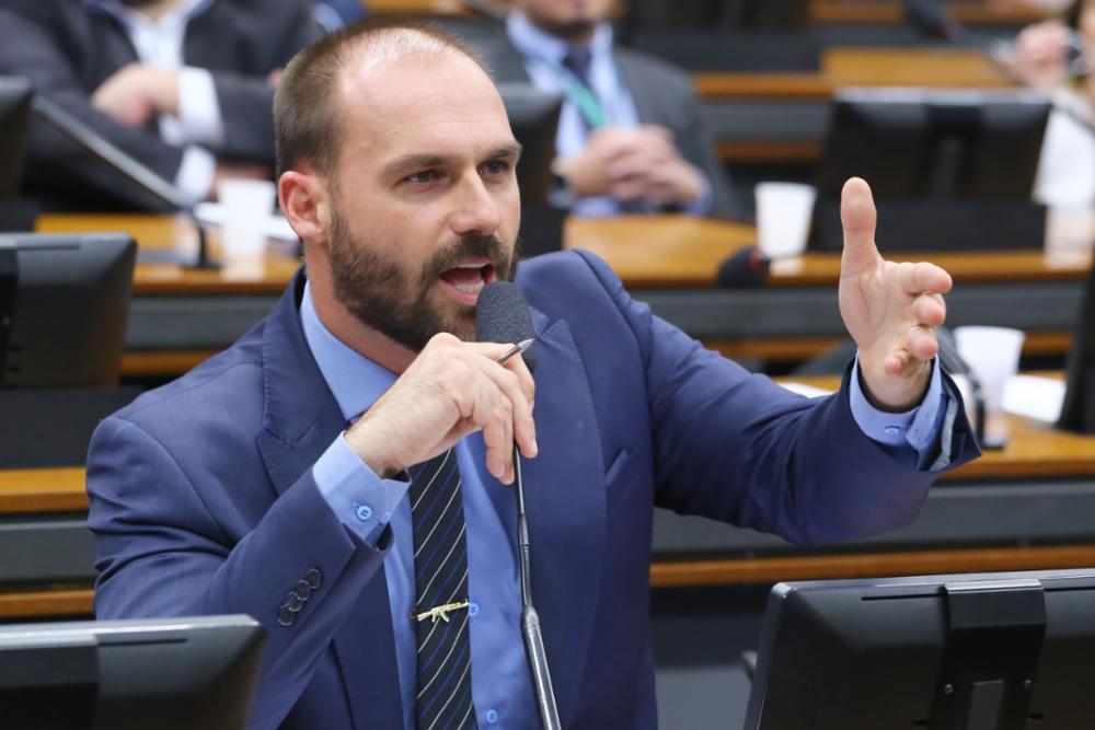 eduardo-bolsonaro-diz-que-pl-repudia-tentativa-de-vincular-atentado-em-brasilia-a-seu-pai-e-a-direita