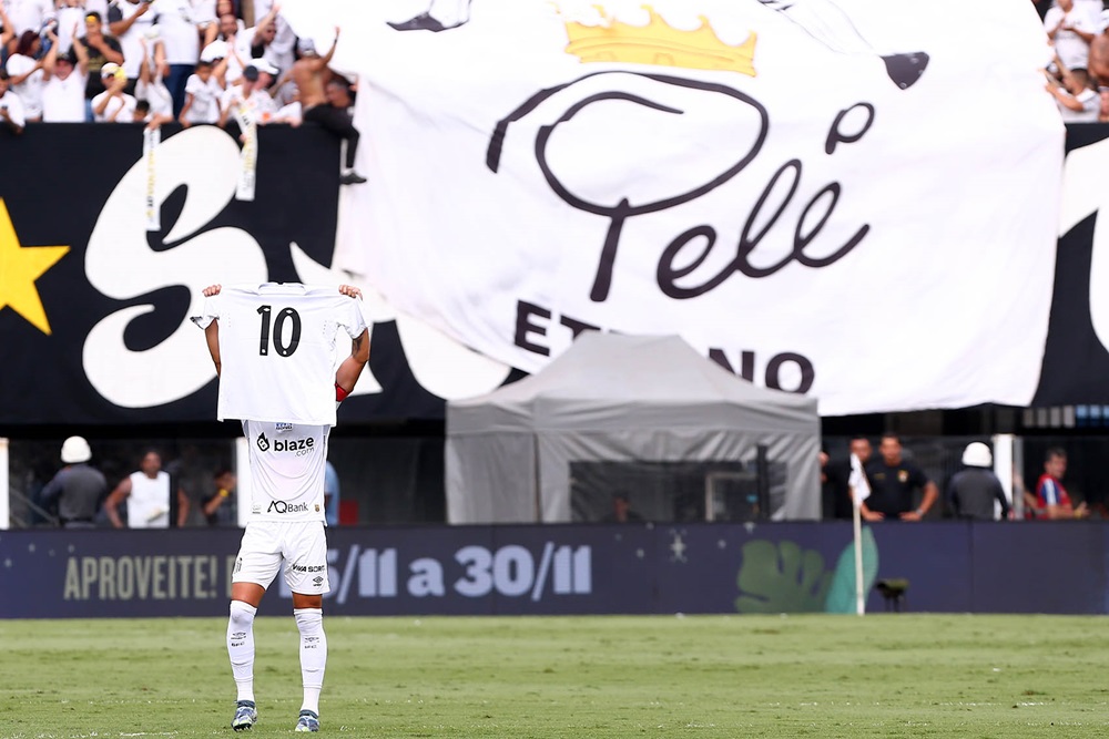 em-jogo-de-festa,-torcida-desvira-faixas,-santos-homenageia-pele,-mas-crb-coloca-agua-no-chope