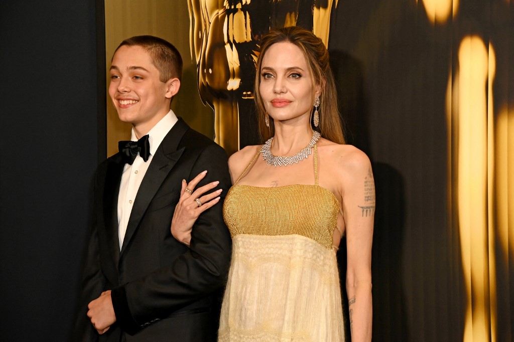 filho-de-angelina-jolie-e-brad-pitt-faz-rara-aparicao-ao-lado-da-mae