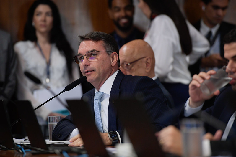 ‘pensar-em-matar-alguem-nao-e-crime’,-diz-flavio-bolsonaro-sobre-operacao-contra-militares