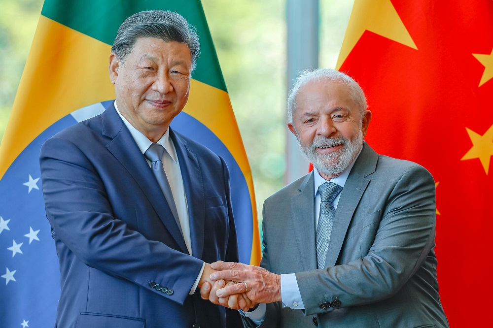 lula-visa-ampliar-cooperacao-em-investimentos-com-a-china-apos-assinar-quase-40-atos-com-xi-jinping