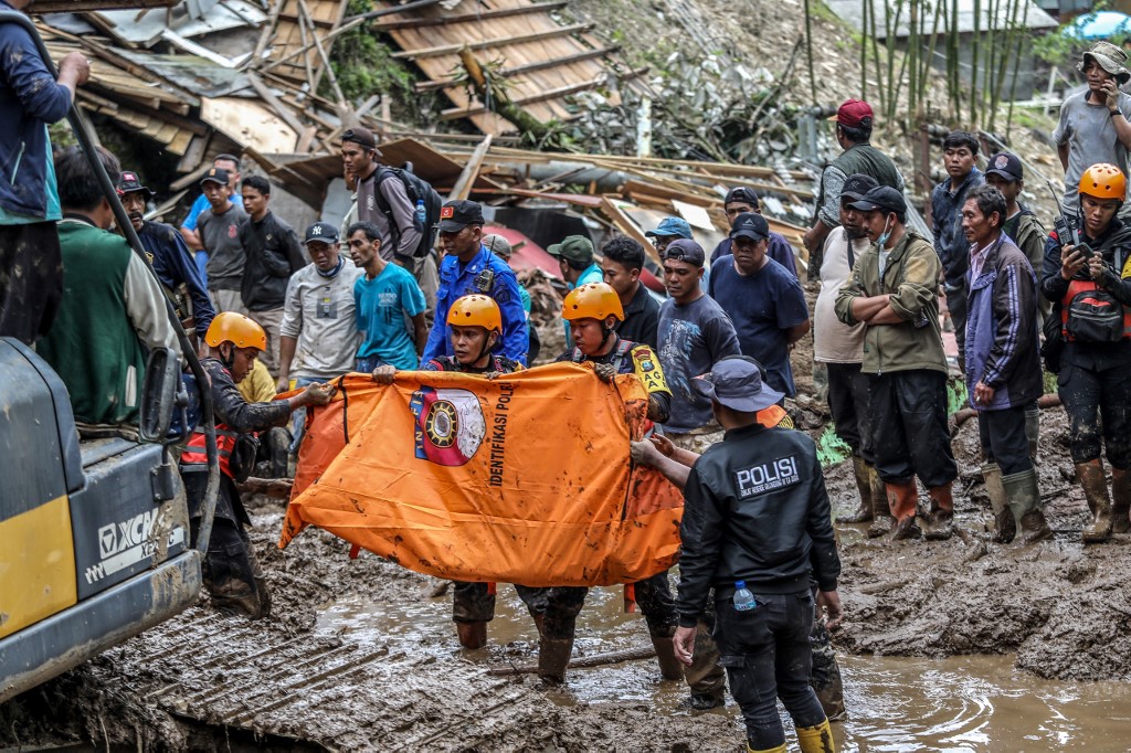 inundacoes-e-deslizamentos-de-terra-deixam-16-mortos-na-indonesia