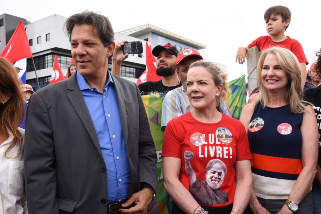 apos-medidas-de-haddad,-gleisi-hoffmann-relaciona-a-alta-do-dolar-a-especulacao-do-mercado